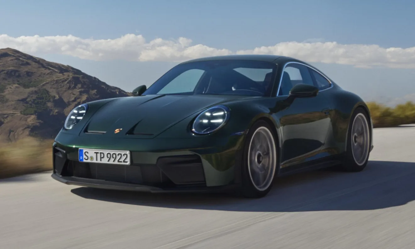 Pors 911 GT3 verde de frente andando na estrada