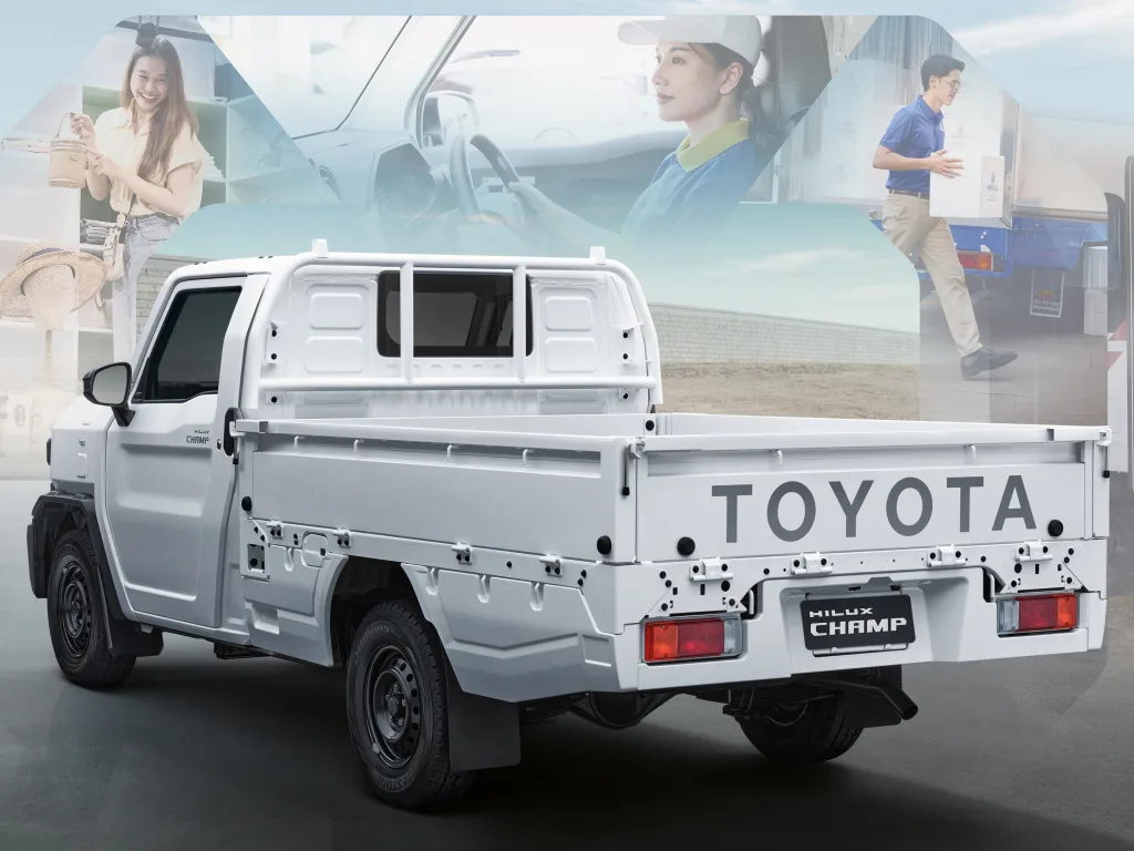 Toyota Hilux Champ branco em foto de traseira com mural ao fundo