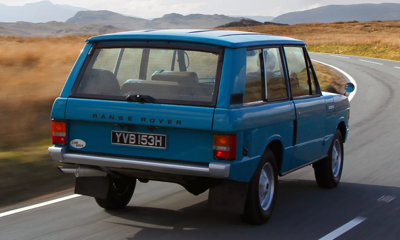 Range Rover azul estacionado