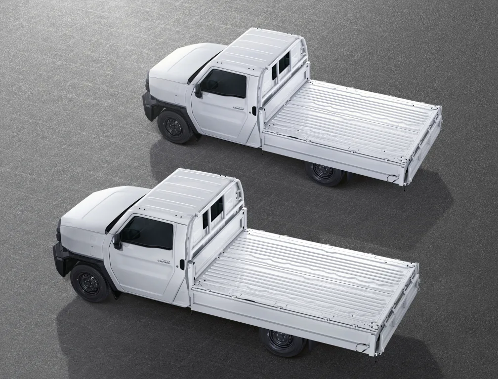 Toyota Hilux Champ branco em foto do alto com chão cinza