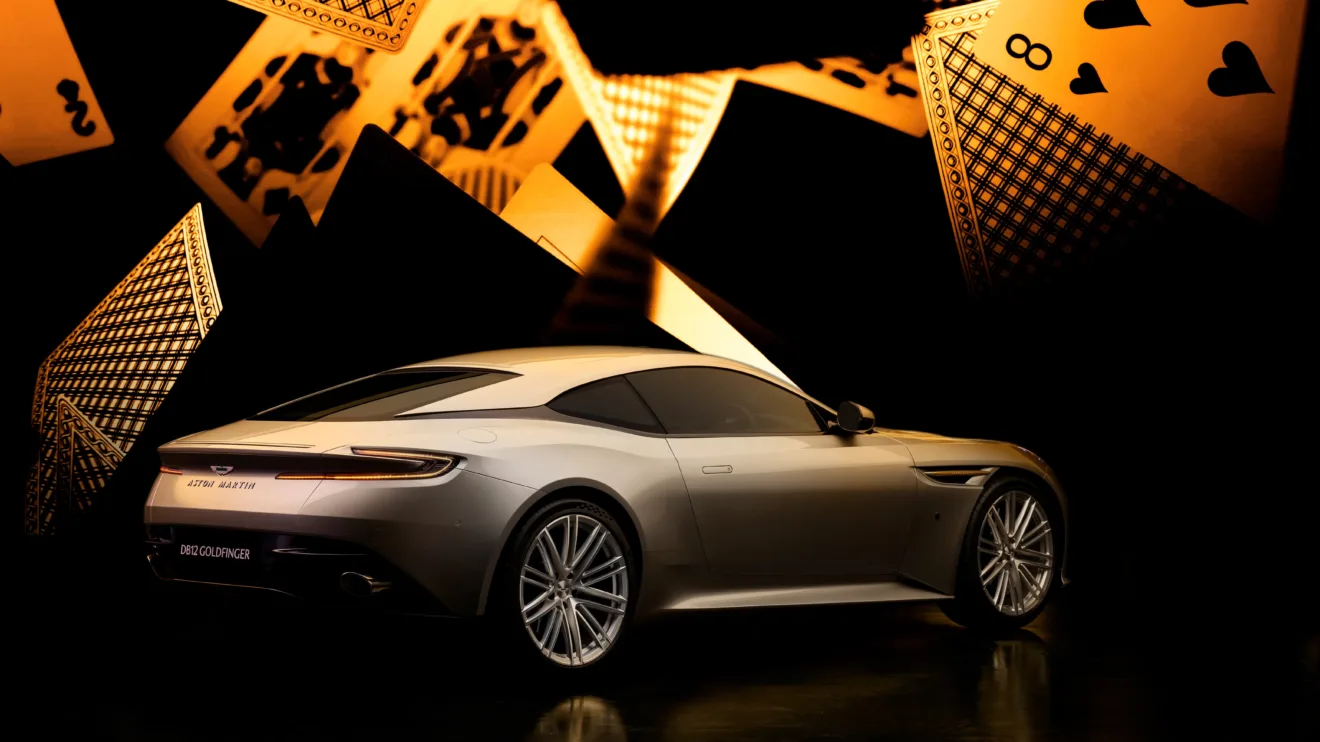 Aston MArtin DB 12 Goldfinger Edition em foto 3x4 traseiro em fundo preto e dourado