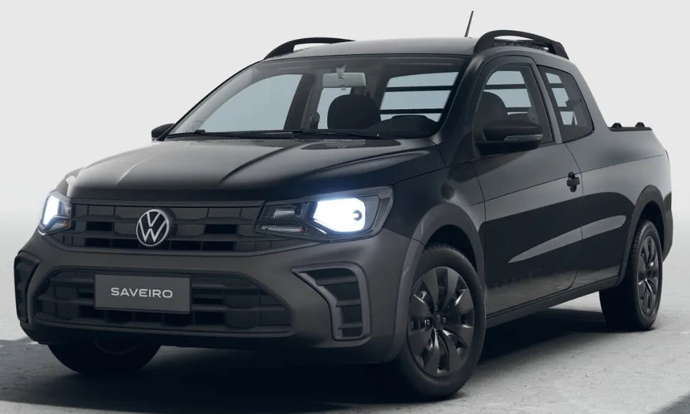 Volkswagen Saveiro Robust cabine dupla preta, estacionada de frente, com faróis acesos e fundo claro