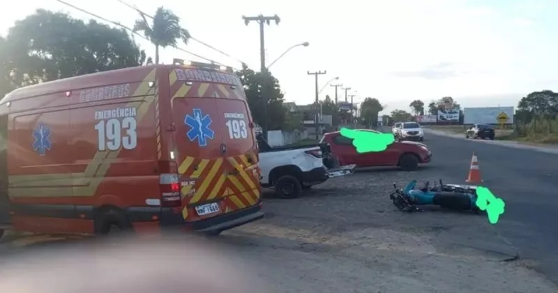 Acidente de trânsito que envolveu moto azulada, Fiat Strada branca e uma ambulância vermelha