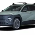 Dianteira do Hyundai Kona elétrico Mauna Loa verde com preto