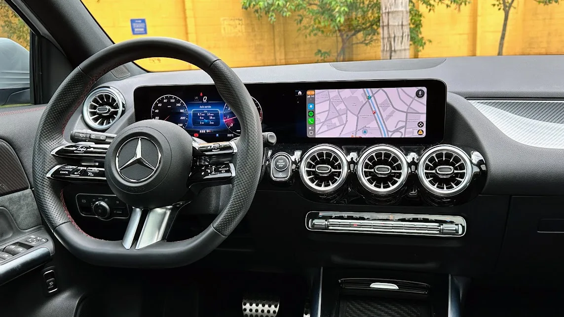 Foto de detalhe do volante do Mercedes-Benz GLA 200 AMG Line