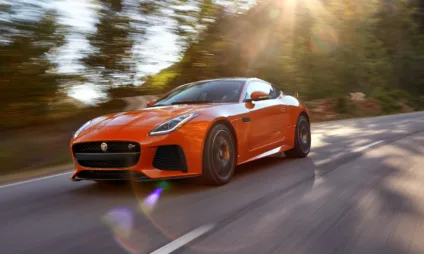 Jaguar F-Type Coupé SVR laranja em 3x4 frontal na estrada