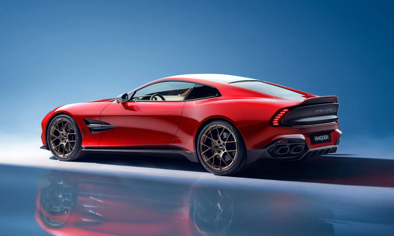 Aston Martin Vanquish vermelho2025 em 3x4 traseiro com fundo azul