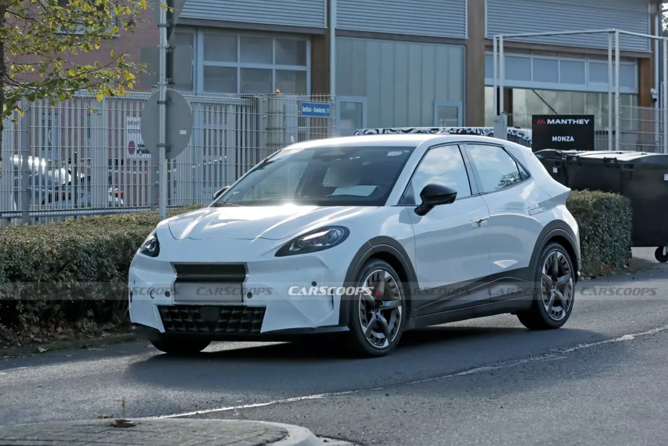 Hatch Cupra Raval EV branco camuflado visto de frente nos arredores de Nürburgring