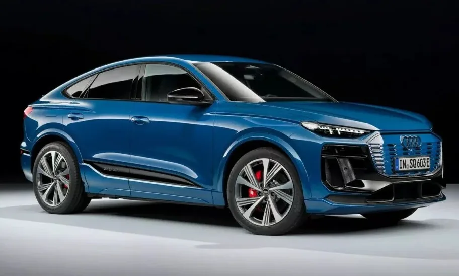 Novo Audi SQ6 Sportback e-Tron azul estacionado de frente com fundo preto