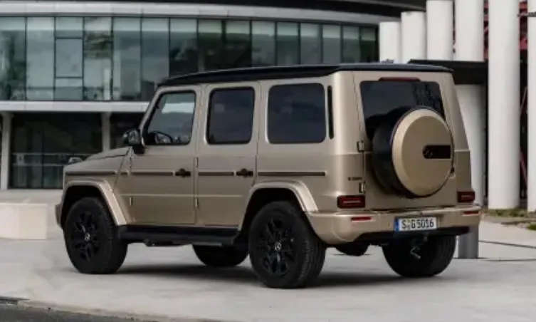 Novo Mercedes-Benz Classe G 2025 claro parado de ré com um prédio ao fundo