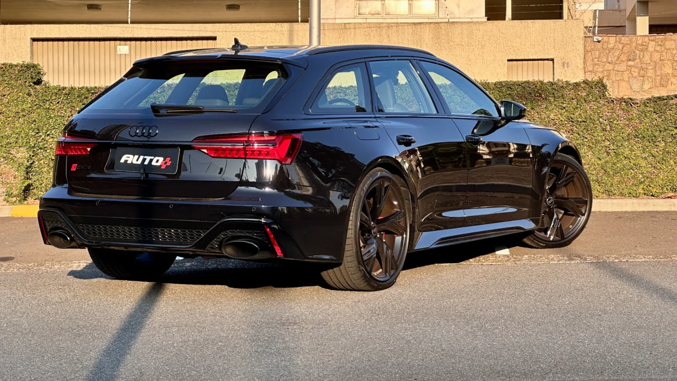 Audi RS6 Performance preta de traseira