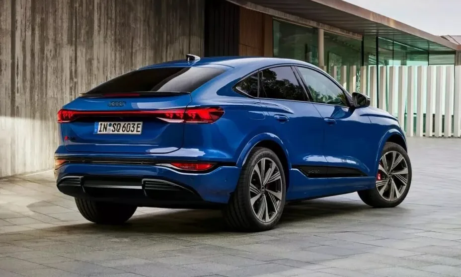 Novo Audi SQ6 Sportback e-Tron azul estacionado de ré em uma casa