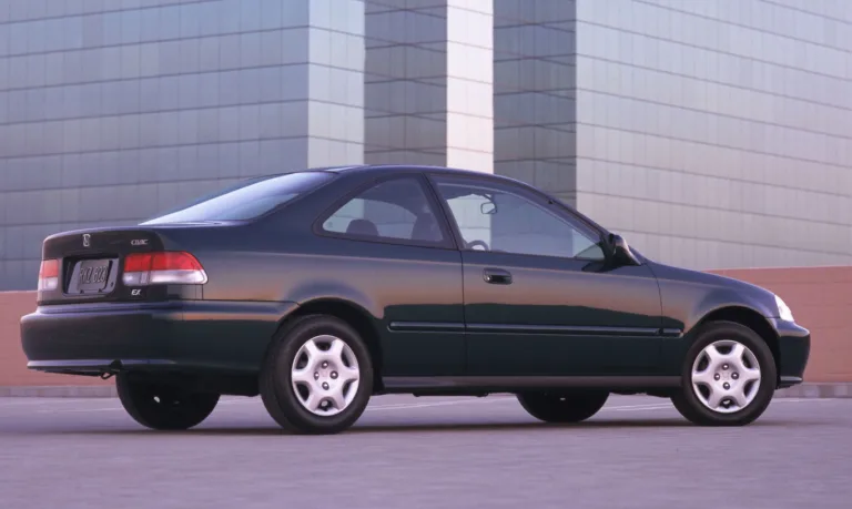 Honda Civic Coupé EJ8 em foto de lateral estacionado