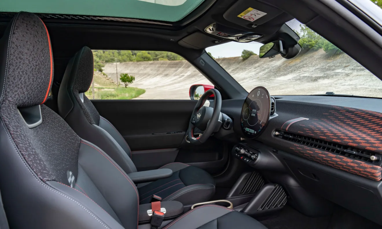 Interior do Mini John Cooper Works Eletric [divulgação]