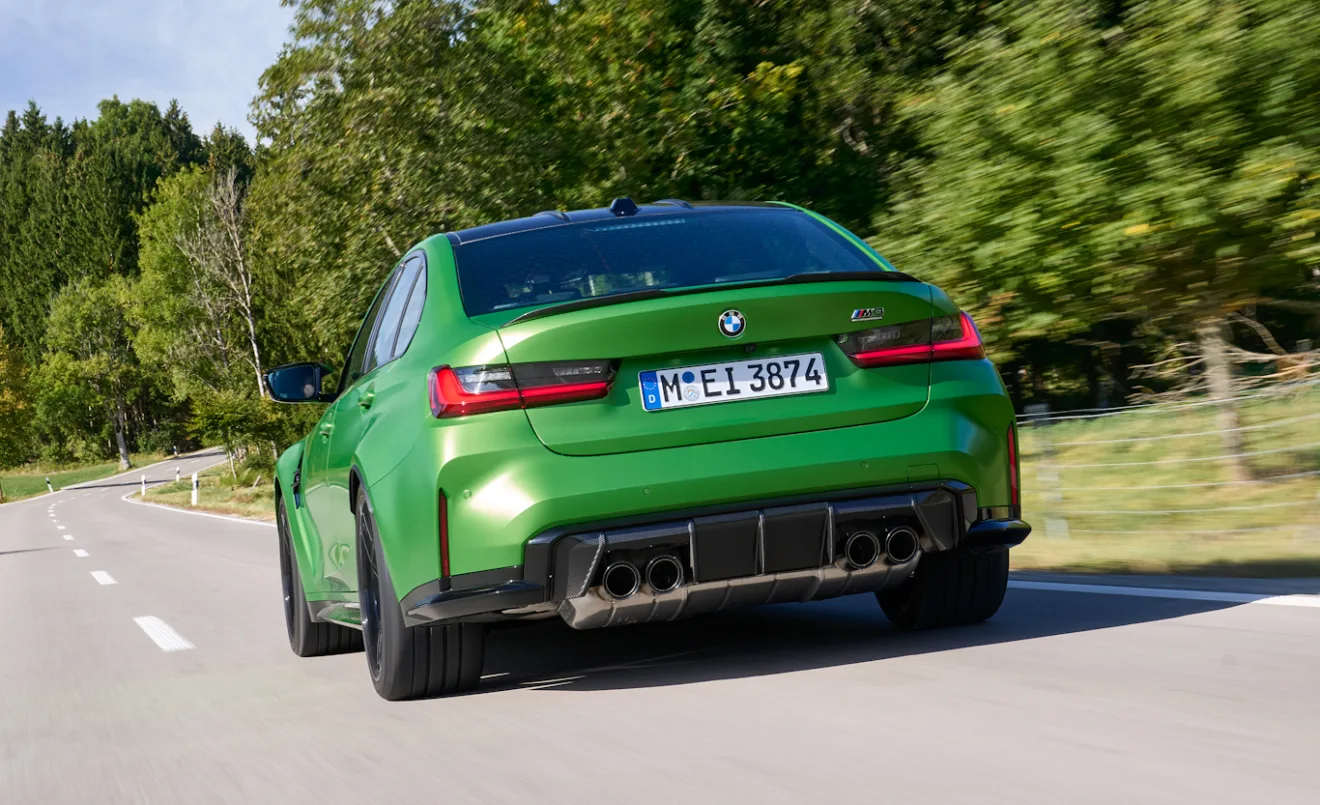 Novo BMW M3 Competition Track verde em foto 3x4 traseira na estrada