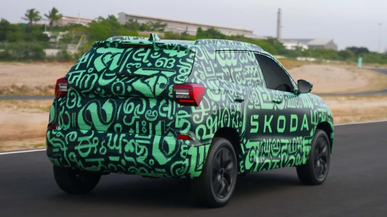 Novo SUV Skoda Kylaq andando em uma pista com camuflagem esverdeada