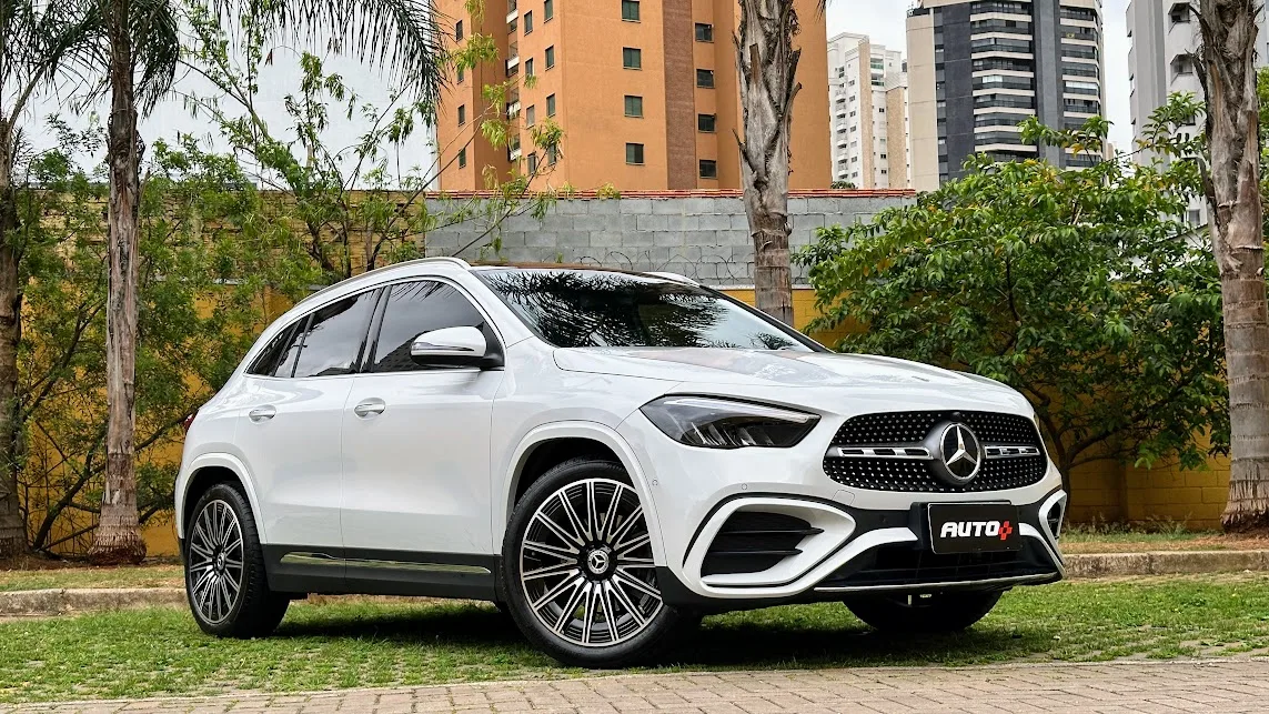 Mercedes-Benz GLA 200 AMG Line branco com a roda virada com plantas ao fundo