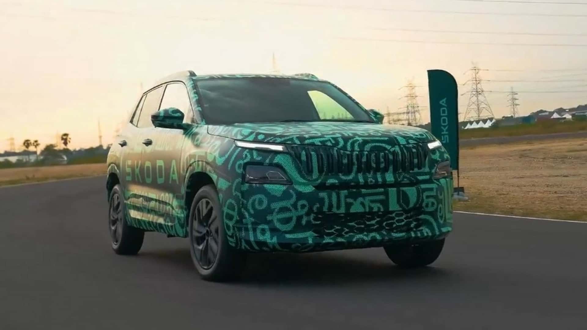 Novo SUV Skoda Kylaq visto de frente, andando em uma pista e com camuflagem esverdeada