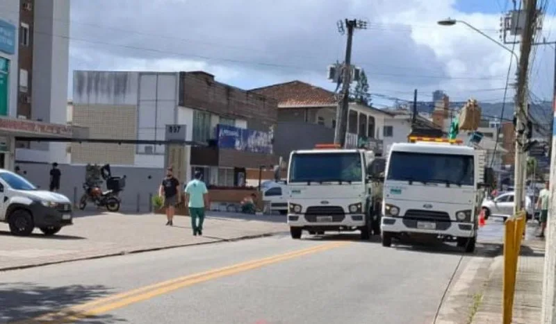 Obras na área central de Florianópolis com dois caminhões da Ford prateados em destaque