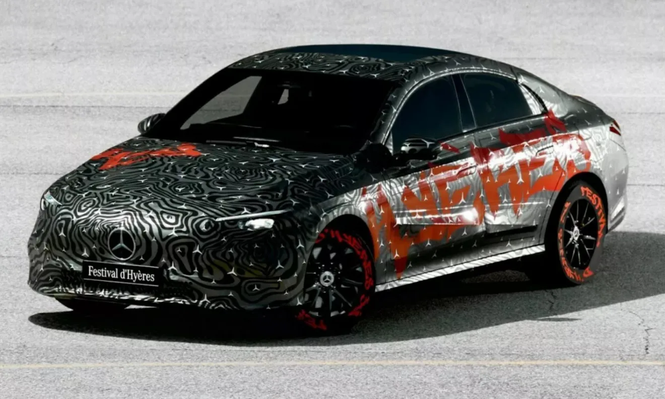 Novo Mercedes-Benz CLA camuflado de cinza, preto e laranja visto de frente com fundo cinza claro