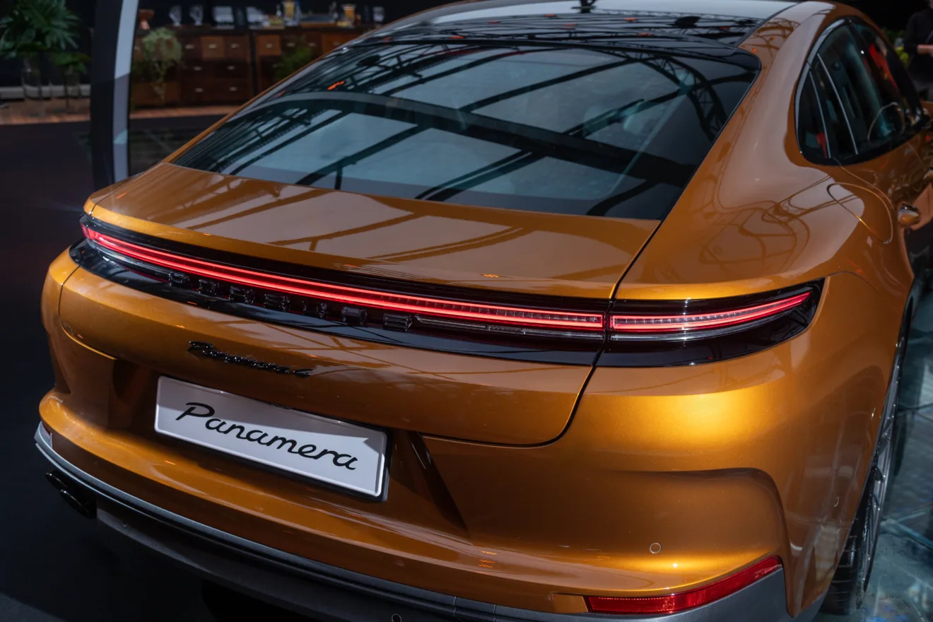 Novo Porsche Panamera laranja em foto de traseira exibindo a nova lanterna