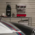 Máquina de café La Marzocco com a decoração Martini Racing com o Porsche 911 RSR à frente