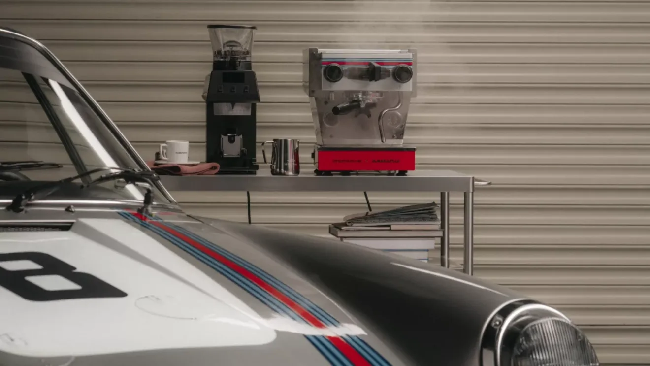 Máquina de café La Marzocco com a decoração Martini Racing com o Porsche 911 RSR à frente