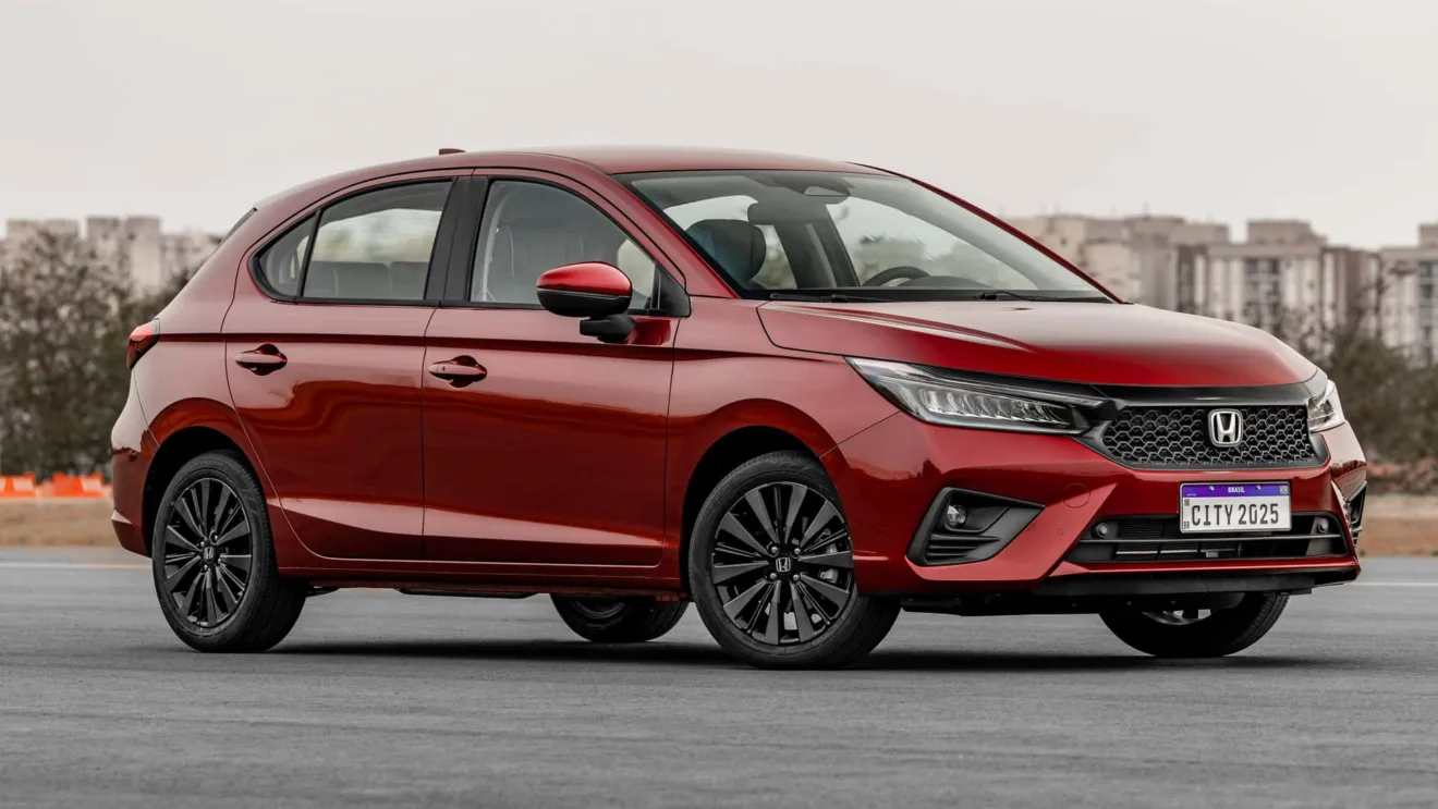 Dianteira do novo Honda City hatch 2025 vermelho