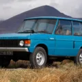 Range Rover azul estacionado