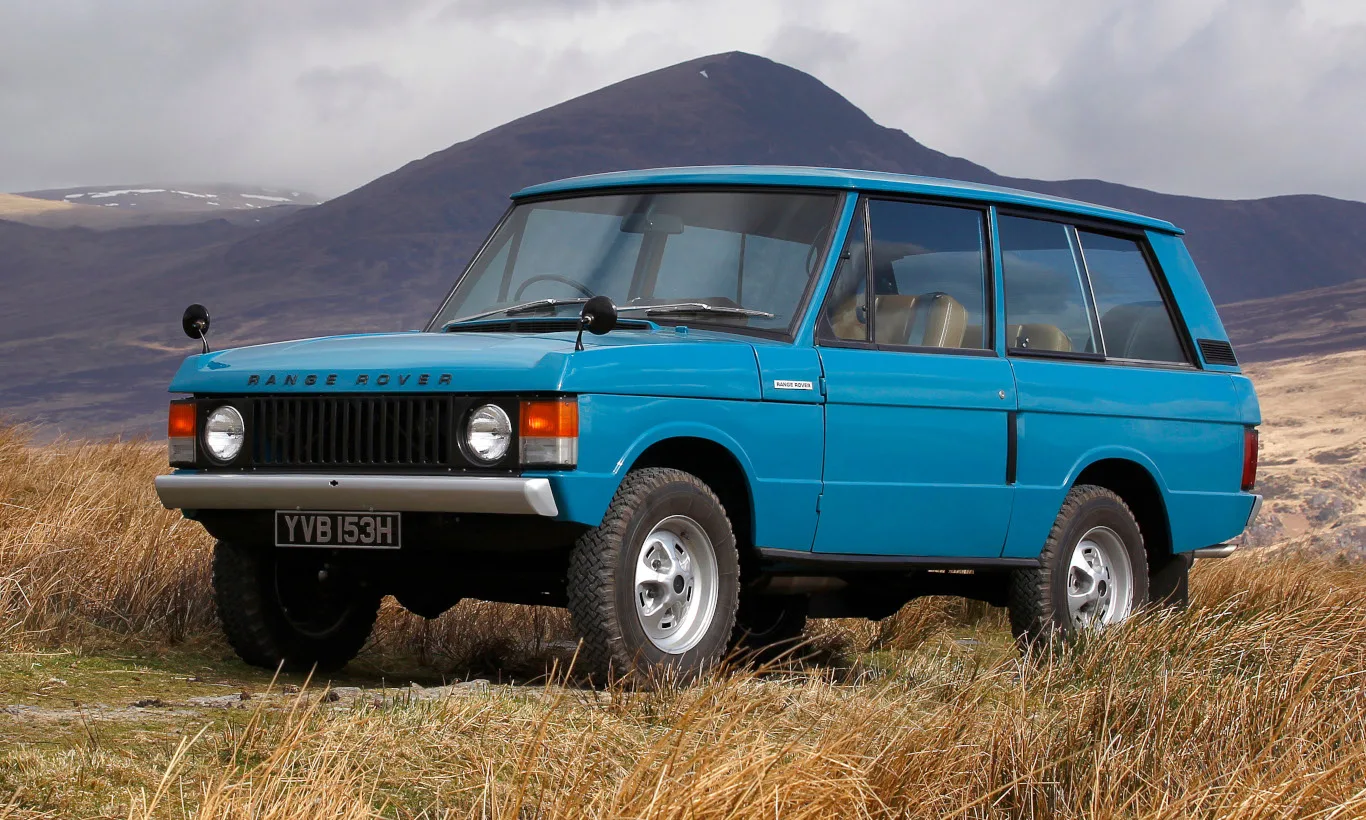 Range Rover azul estacionado