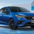 Novo Honda City Hatch na versão RS com carroceria azul de frente