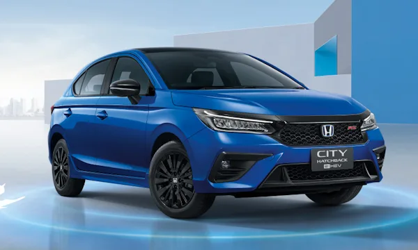 Novo Honda City Hatch na versão RS com carroceria azul de frente