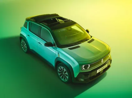 Renault 4 E-Tech é um SUV retrô com carroceria azul e fundo verde e amarelo