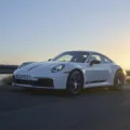 Porsche 911 Carrera T branco em foto de movimento visto de frente