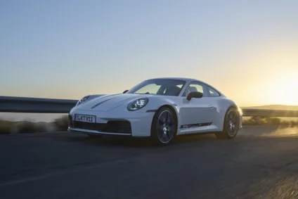 Porsche 911 Carrera T branco em foto de movimento visto de frente