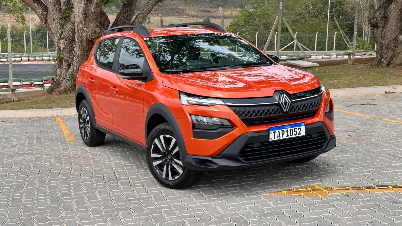 Renault Kardian laranja com câmbio manual parado de frente