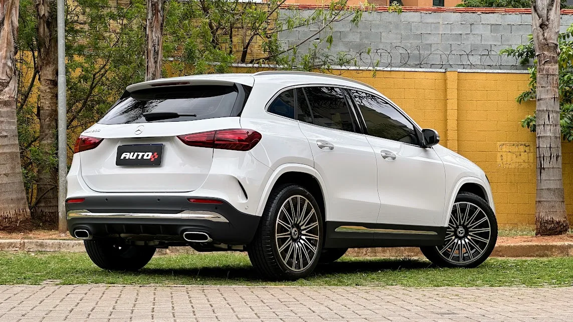 Mercedes-Benz GLA 200 AMG Line branco em foto de traseira  com muro amarelo e plantas ao fundo