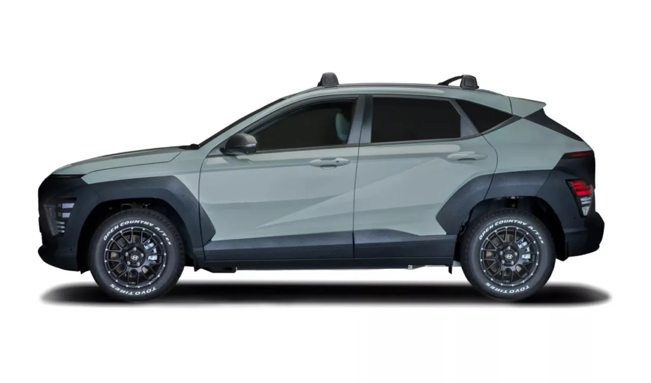 Lateral do Hyundai Kona elétrico Mauna Loa verde com preto