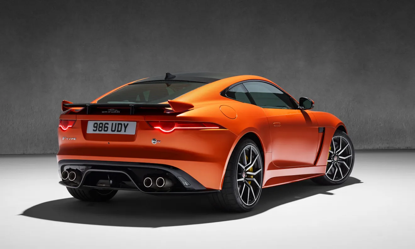 Jaguar F-Type Coupé SVR laranja em 3x4 traseira estático