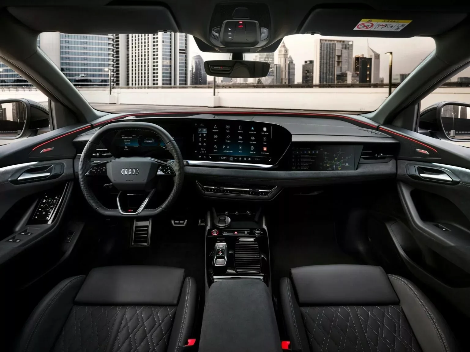 Interior do novo Audi SQ6 Sportback e-Tron com fundo de cidade