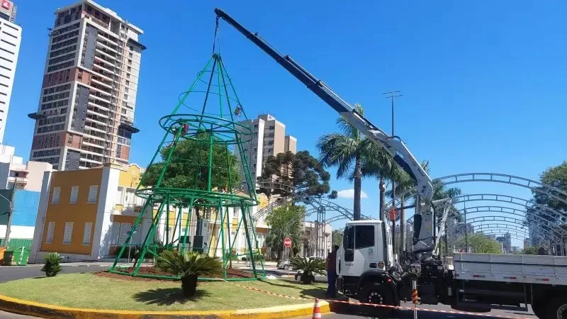 Guindaste instalando a árvore de natal em uma rotatória em Santa Catarina