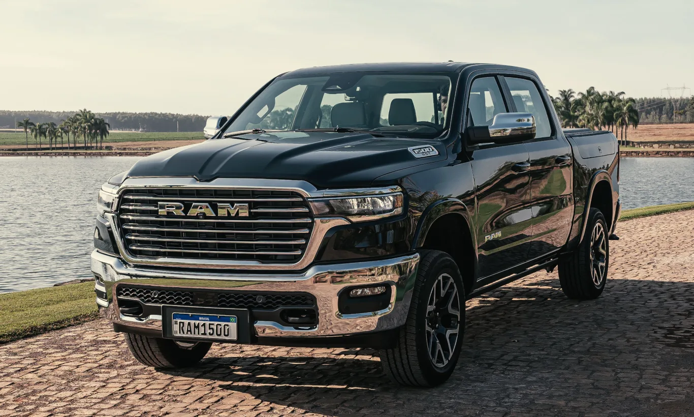 Nova Ram 1500 Laramie parada de frente com lago ao fundo