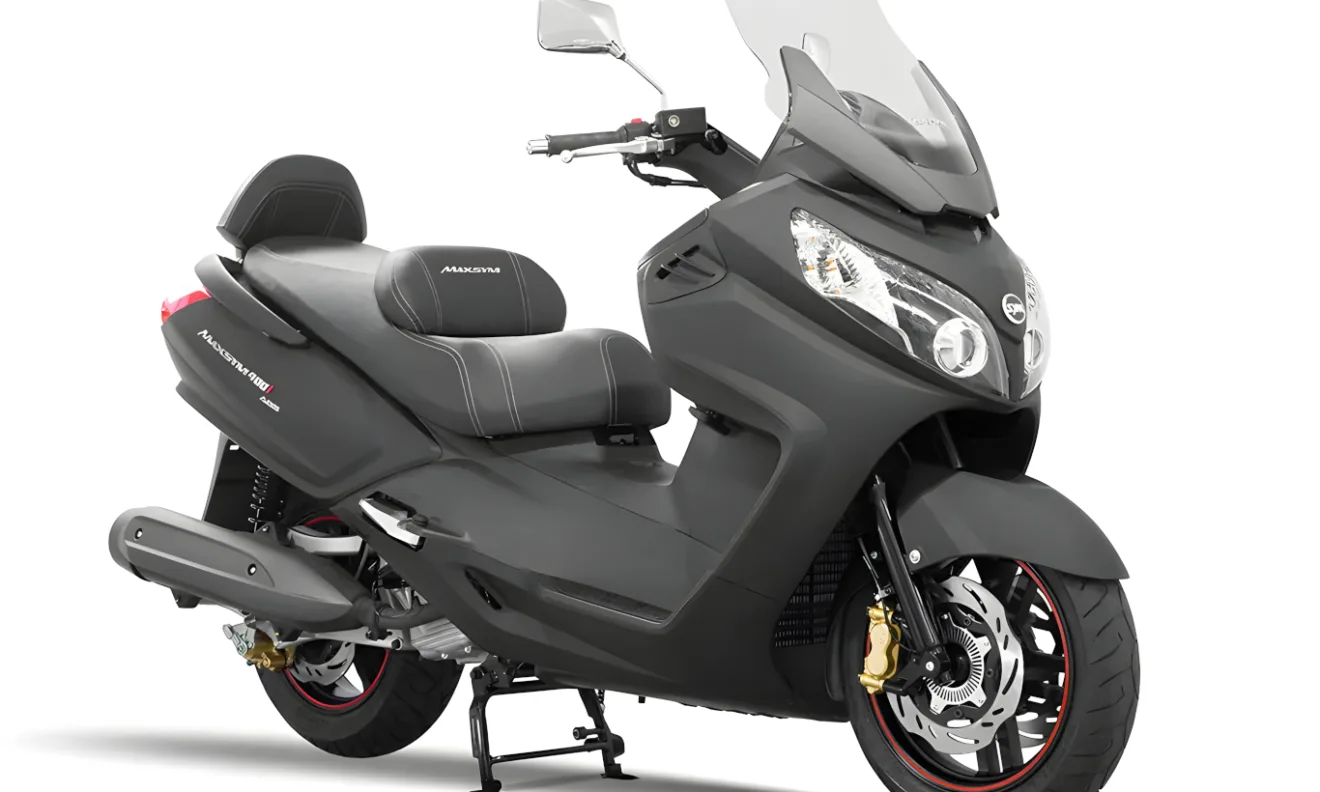 Dafra Maxsym, rival da Yamaha XMax 2025, estacionada [divulgação]