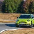 Crossover elétrico Abarth 600e amarelo fazendo drift na pista