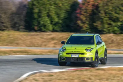 Crossover elétrico Abarth 600e amarelo fazendo drift na pista