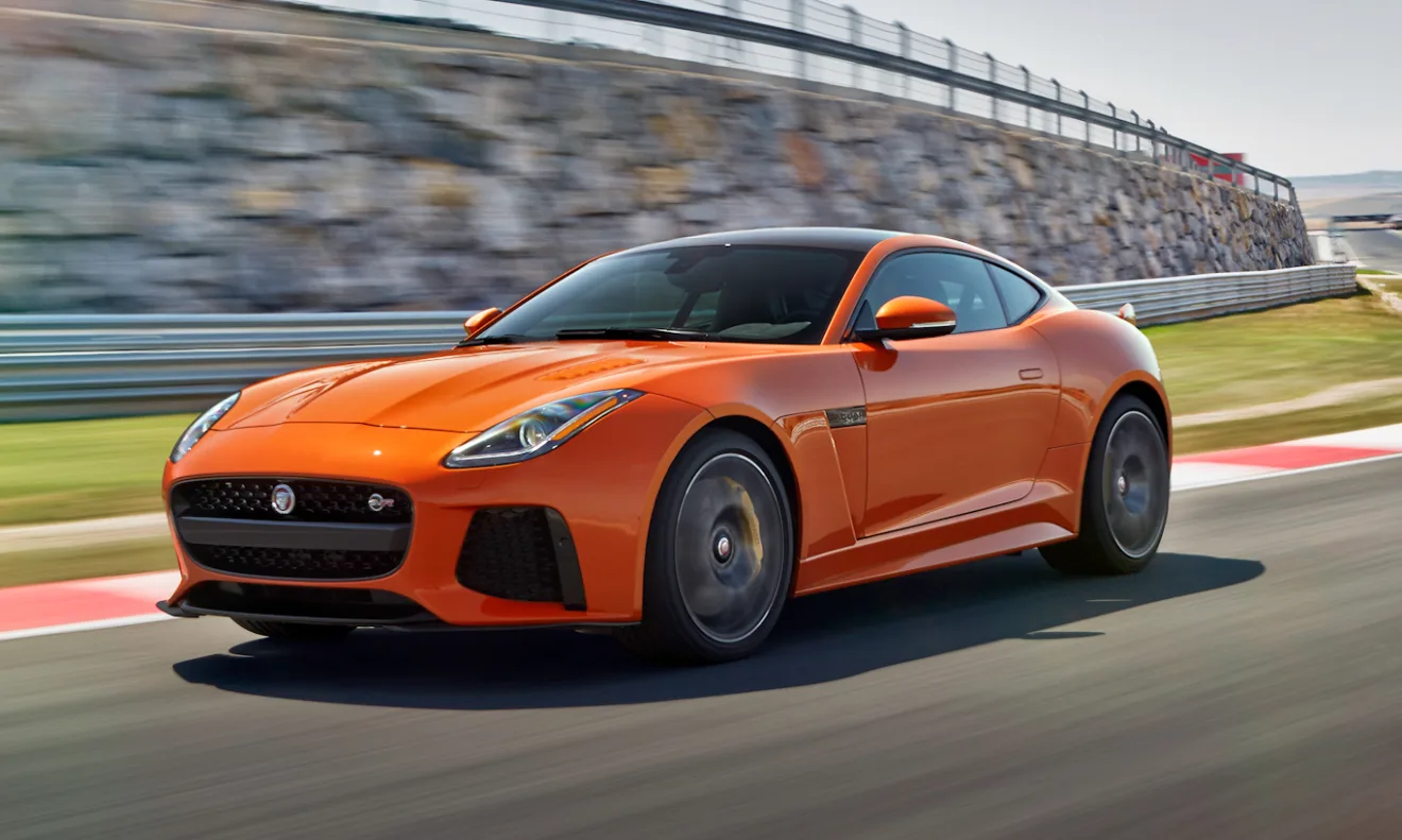 Jaguar F-Type Coupé SVR laranja em 3x4 frontal na estrada