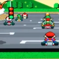 Jogo de corrida Super Mario Kart para Super Nintendo com tela da corrida dividida e Mario no alto