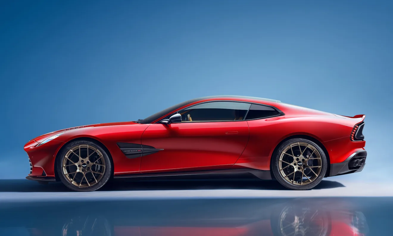 Aston Martin Vanquish vermelho em foto lateral com fundo azul 