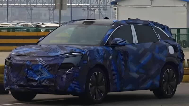 Flagra do novo SUV da BYD, o Tang L com camuflagem azul