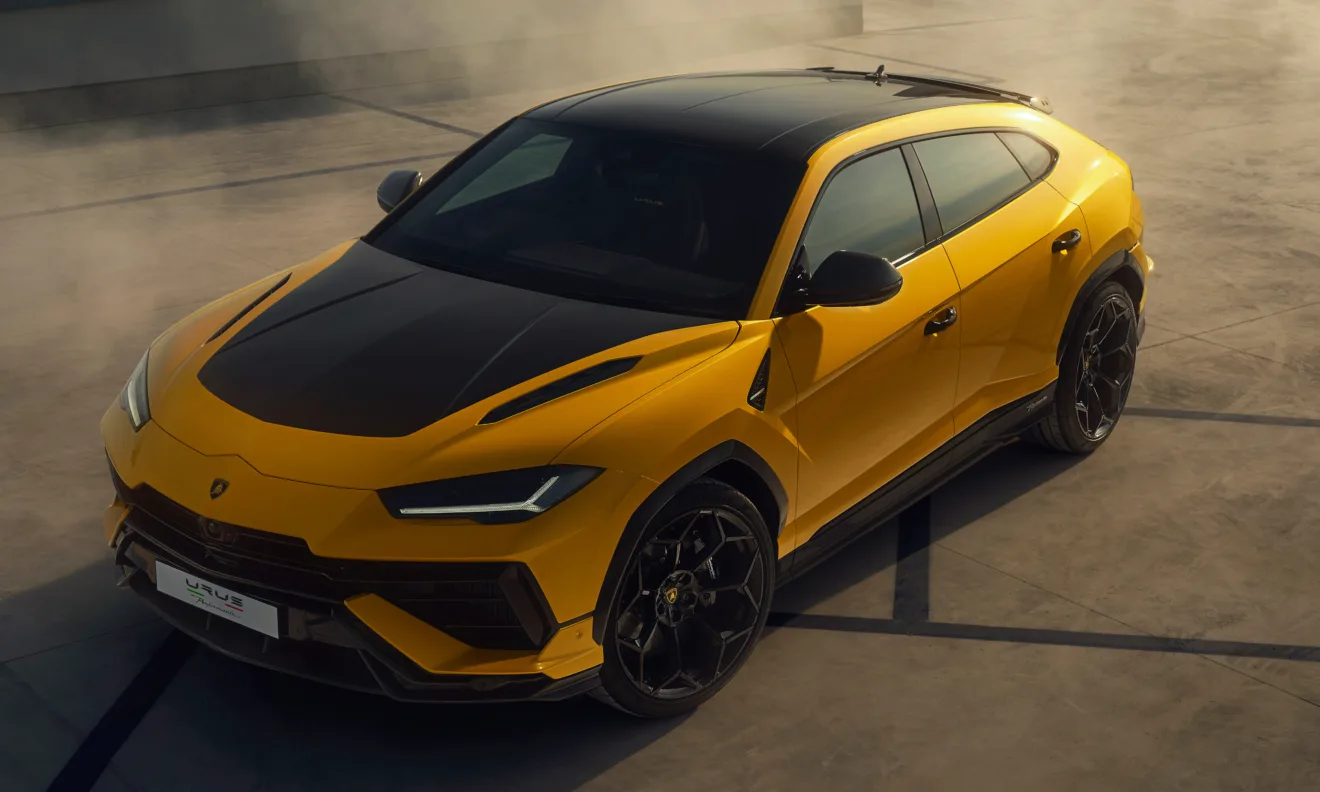 Lamborghini Urus Performante amarelo estacionado de frente com fundo claro